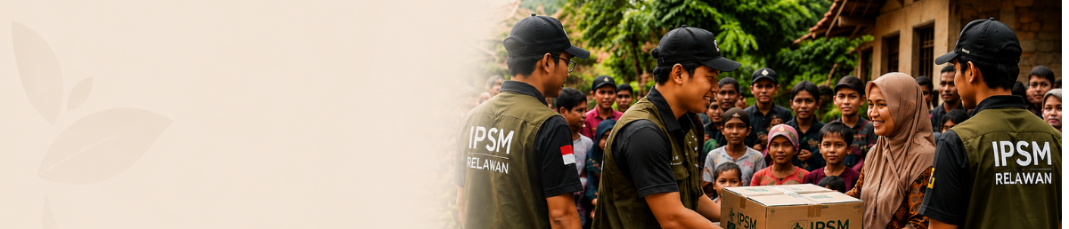 Relawan IPSM menyalurkan bantuan